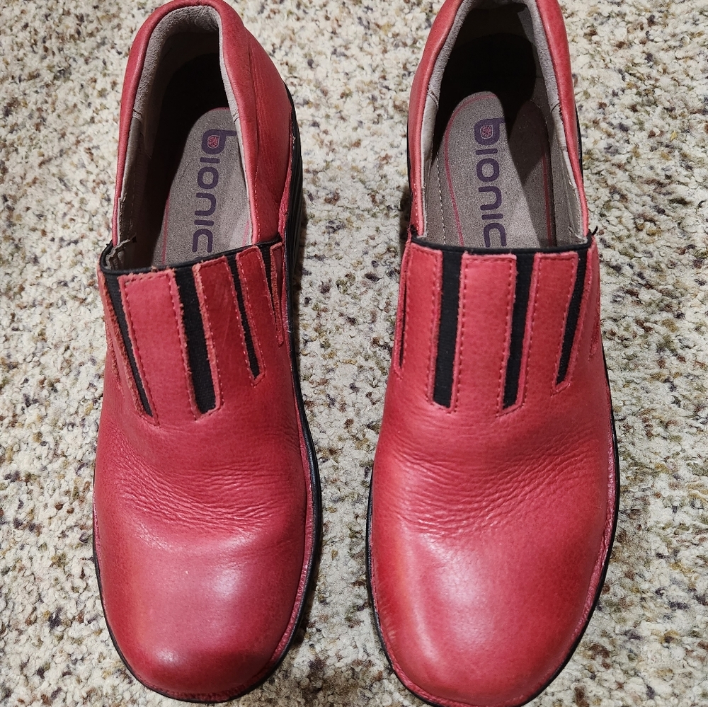 BIONIC RED COAST SHOES SZ.9/40